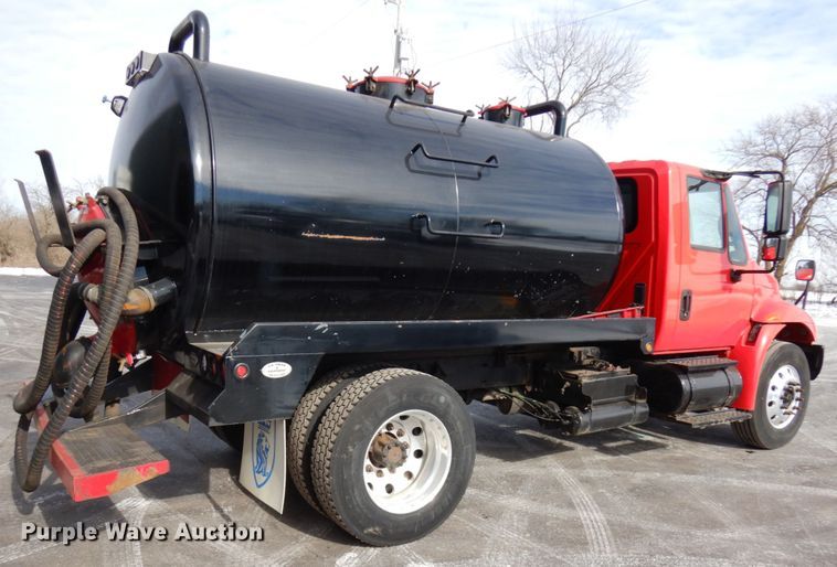 image for item HX9561 2007 International 4400  tank truck