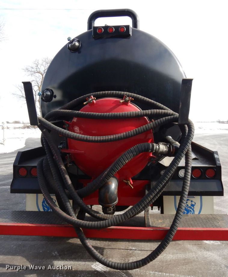 image for item HX9561 2007 International 4400  tank truck