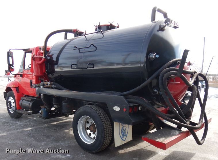 image for item HX9561 2007 International 4400  tank truck