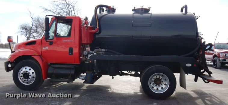image for item HX9561 2007 International 4400  tank truck