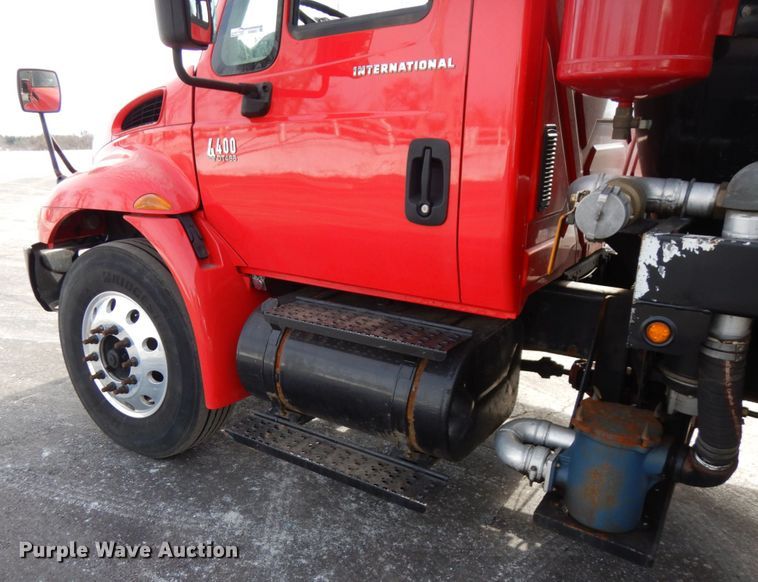 image for item HX9561 2007 International 4400  tank truck