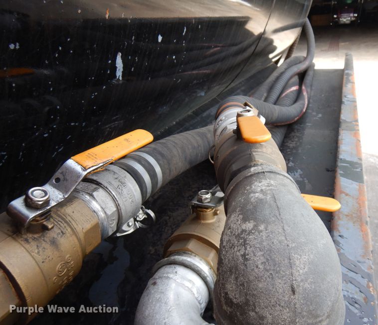 image for item HX9561 2007 International 4400  tank truck