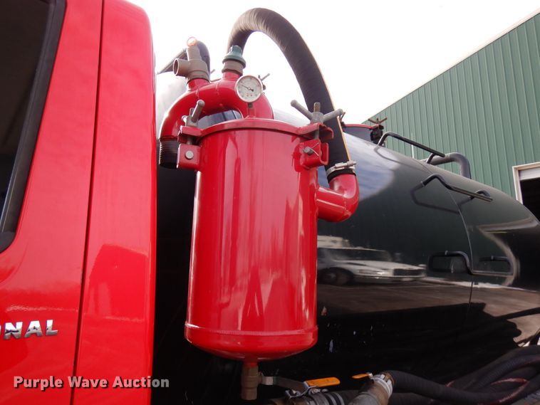 image for item HX9561 2007 International 4400  tank truck