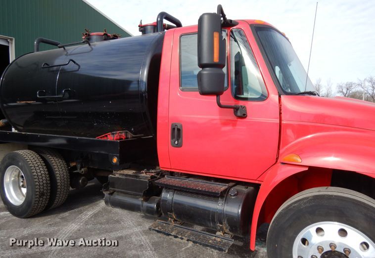 image for item HX9561 2007 International 4400  tank truck