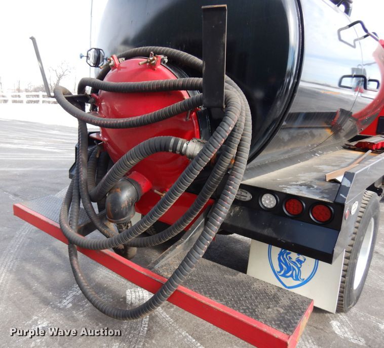 image for item HX9561 2007 International 4400  tank truck