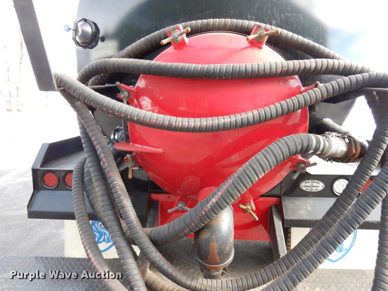 image for item HX9561 2007 International 4400  tank truck