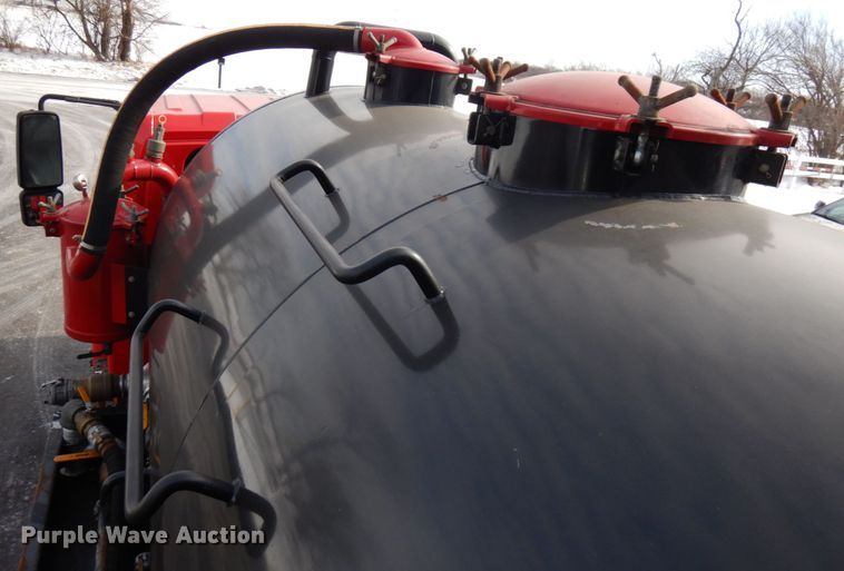 image for item HX9561 2007 International 4400  tank truck