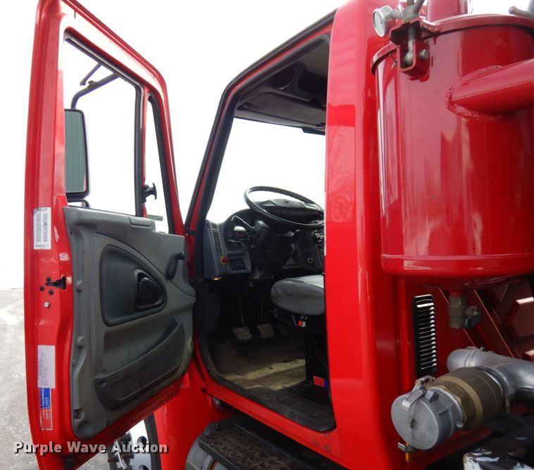 image for item HX9561 2007 International 4400  tank truck