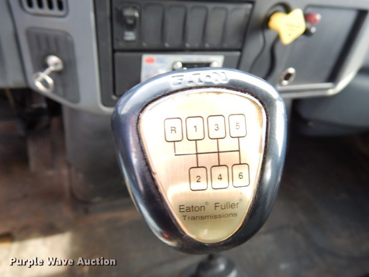 image for item HX9561 2007 International 4400  tank truck