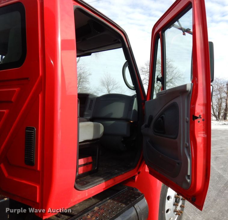 image for item HX9561 2007 International 4400  tank truck