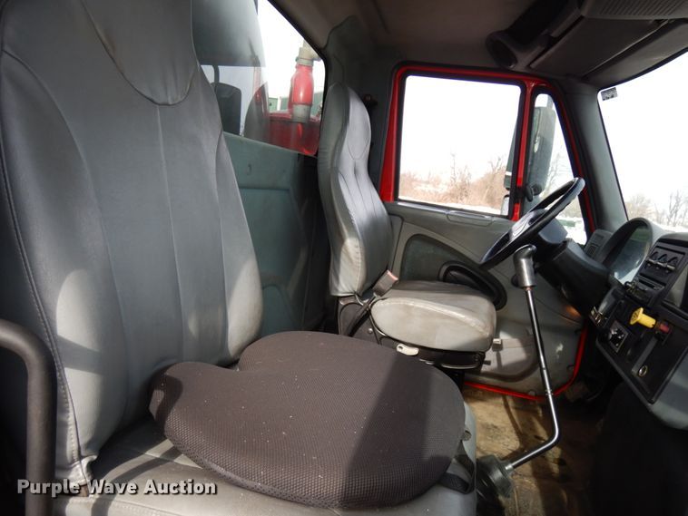 image for item HX9561 2007 International 4400  tank truck