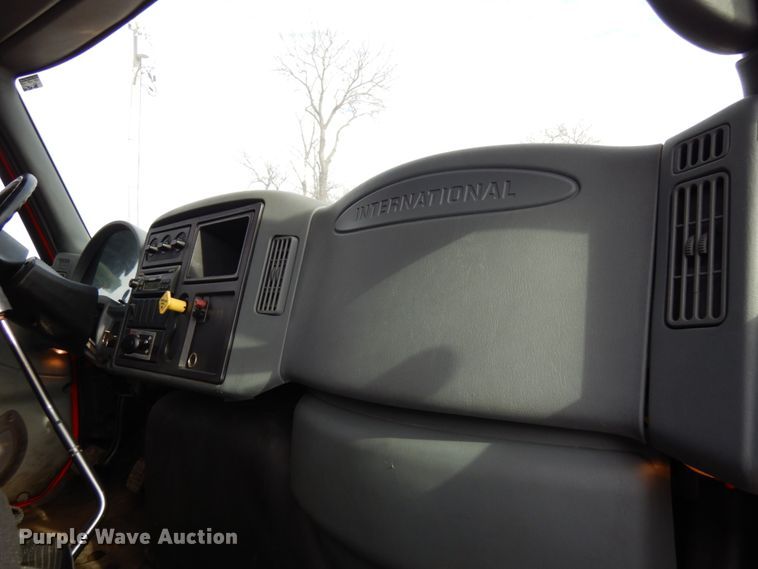 image for item HX9561 2007 International 4400  tank truck