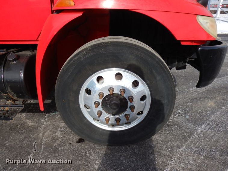 image for item HX9561 2007 International 4400  tank truck