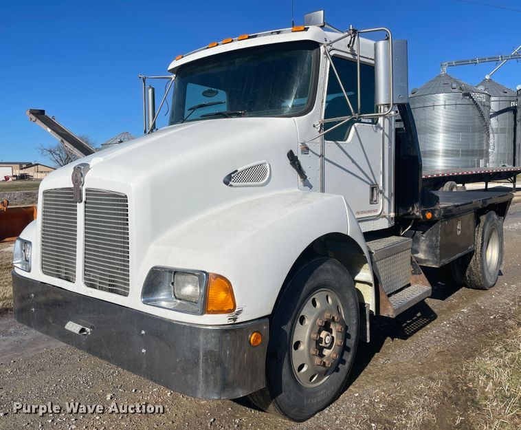 image for item HX9818 2001 Kenworth T300  flatbed truck