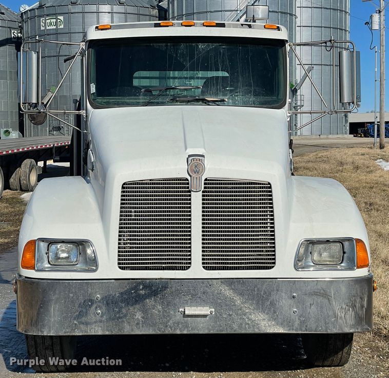 image for item HX9818 2001 Kenworth T300  flatbed truck