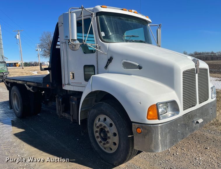 image for item HX9818 2001 Kenworth T300  flatbed truck
