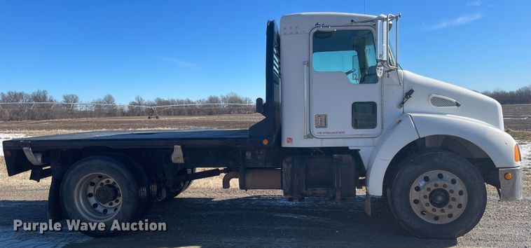 image for item HX9818 2001 Kenworth T300  flatbed truck