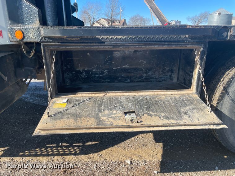 image for item HX9818 2001 Kenworth T300  flatbed truck