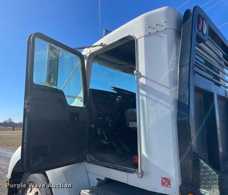 image for item HX9818 2001 Kenworth T300  flatbed truck