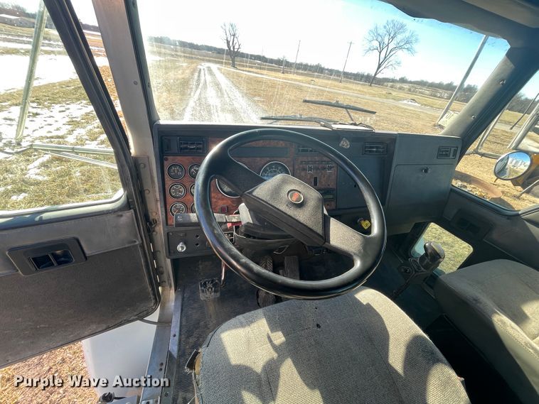 image for item HX9818 2001 Kenworth T300  flatbed truck