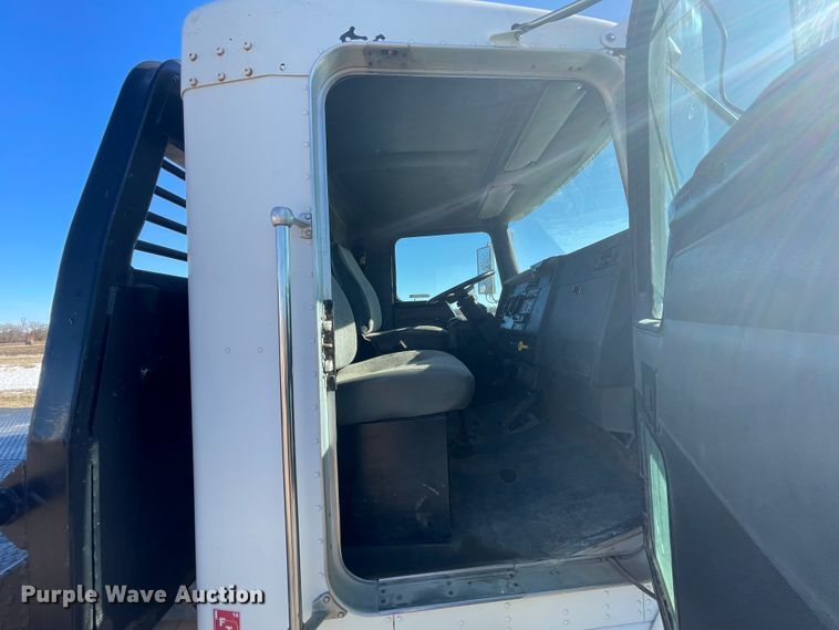 image for item HX9818 2001 Kenworth T300  flatbed truck