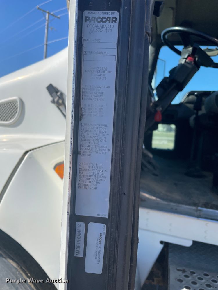 image for item HX9818 2001 Kenworth T300  flatbed truck