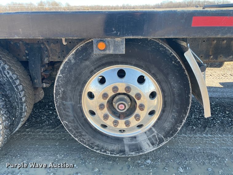 image for item HX9820 2006 Peterbilt 335  flatbed truck