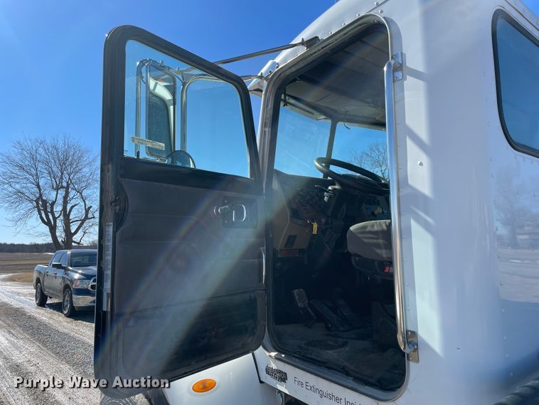 image for item HX9820 2006 Peterbilt 335  flatbed truck