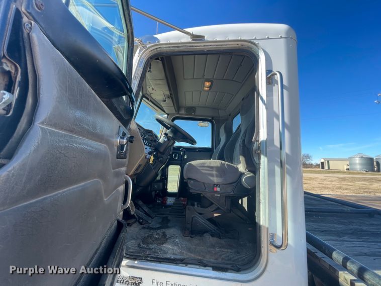 image for item HX9820 2006 Peterbilt 335  flatbed truck