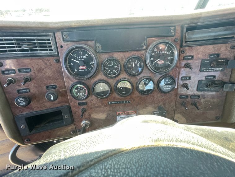 image for item HX9820 2006 Peterbilt 335  flatbed truck