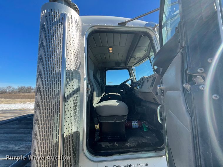 image for item HX9820 2006 Peterbilt 335  flatbed truck