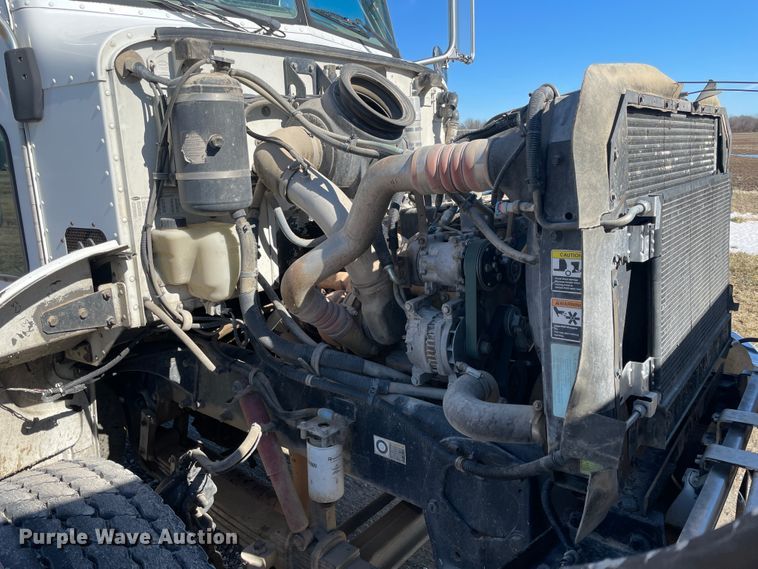 image for item HX9820 2006 Peterbilt 335  flatbed truck