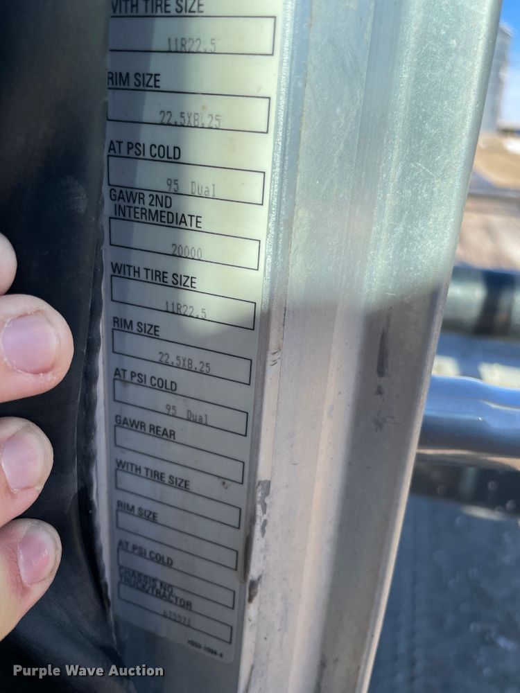 image for item HX9820 2006 Peterbilt 335  flatbed truck