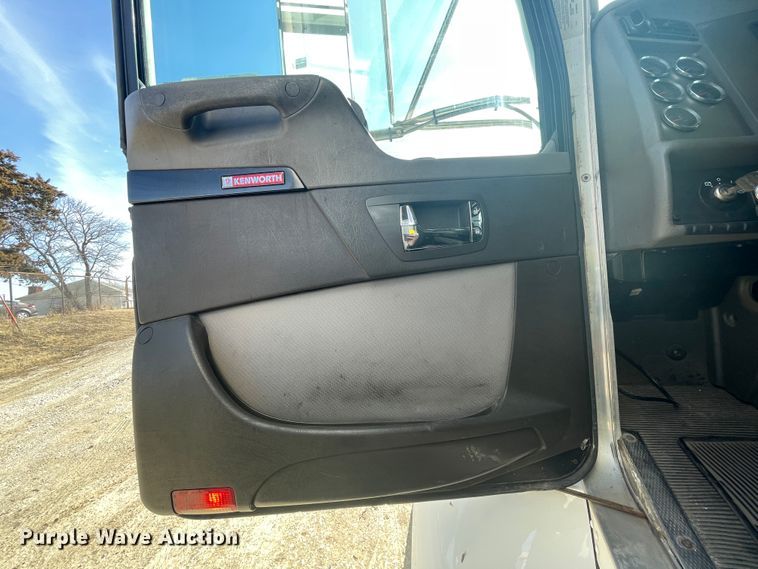 image for item HX9829 2015 Kenworth T370  box truck