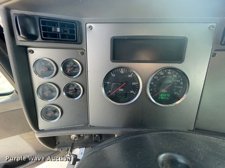 image for item HX9829 2015 Kenworth T370  box truck