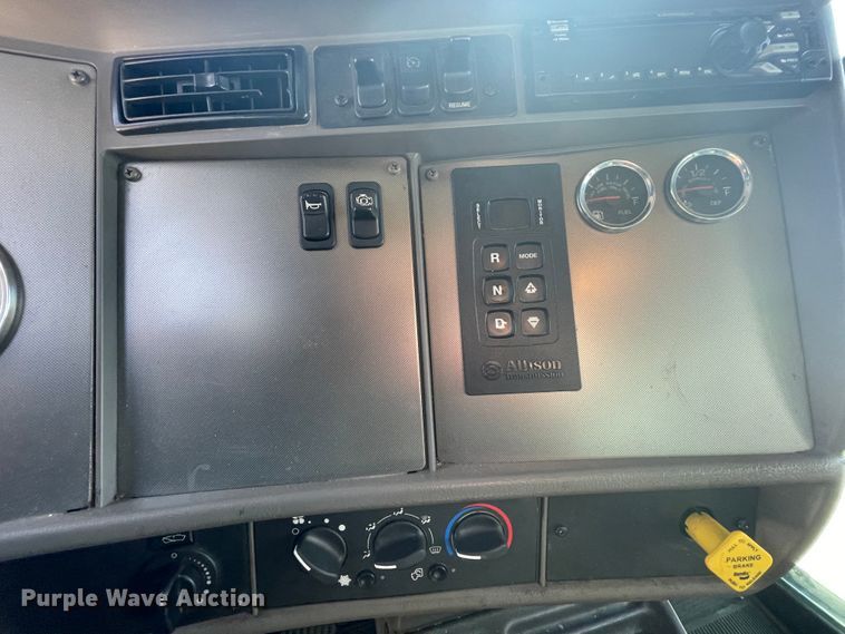 image for item HX9829 2015 Kenworth T370  box truck