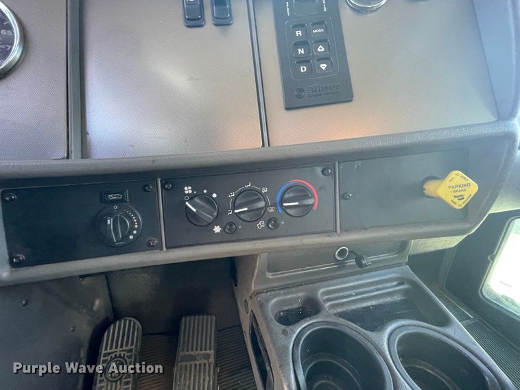 image for item HX9829 2015 Kenworth T370  box truck