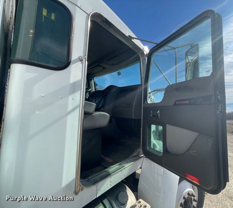 image for item HX9829 2015 Kenworth T370  box truck