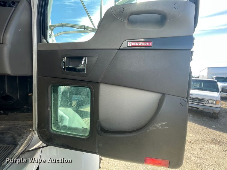 image for item HX9829 2015 Kenworth T370  box truck