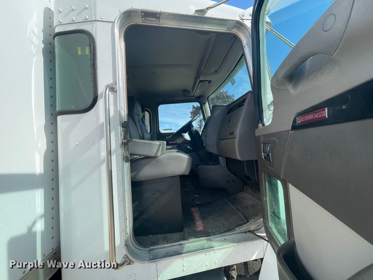 image for item HX9829 2015 Kenworth T370  box truck