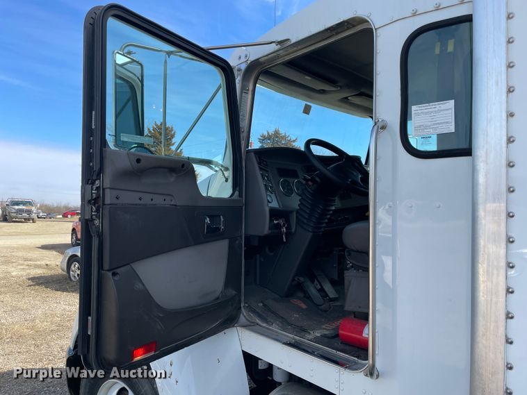 image for item HX9830 2015 Kenworth T370  box truck