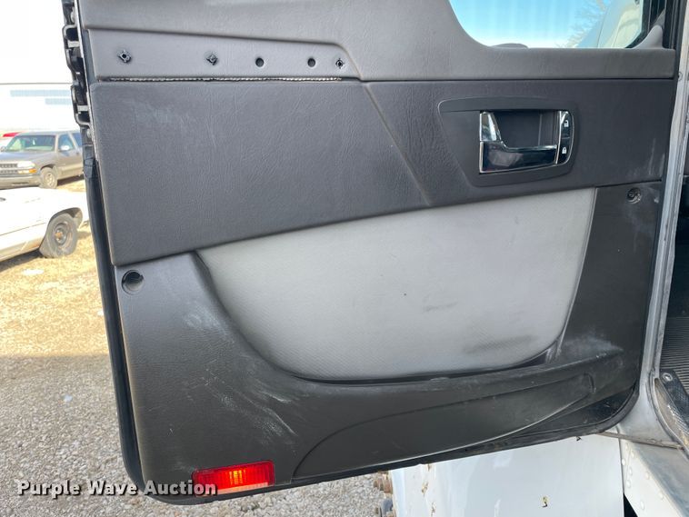 image for item HX9830 2015 Kenworth T370  box truck