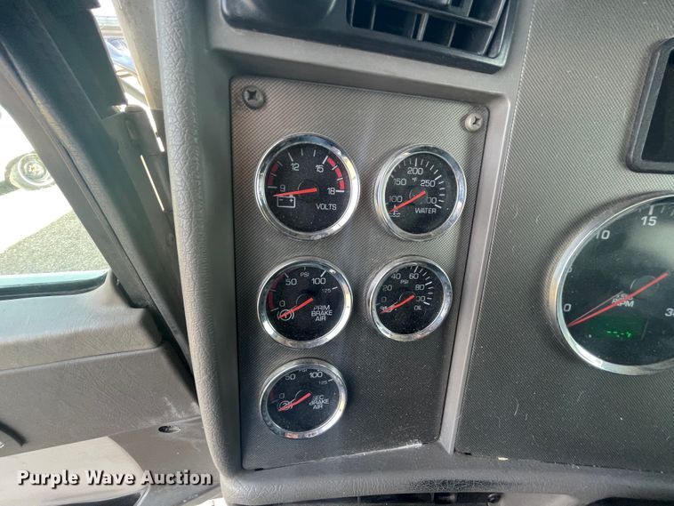 image for item HX9830 2015 Kenworth T370  box truck