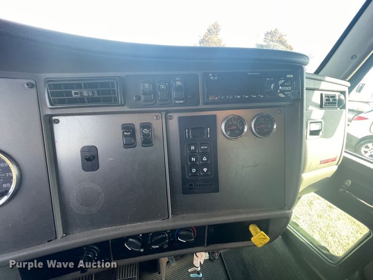 image for item HX9830 2015 Kenworth T370  box truck