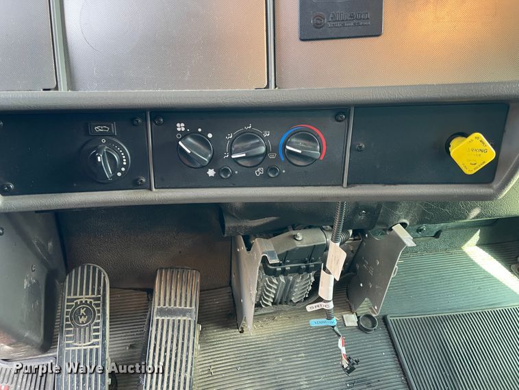 image for item HX9830 2015 Kenworth T370  box truck