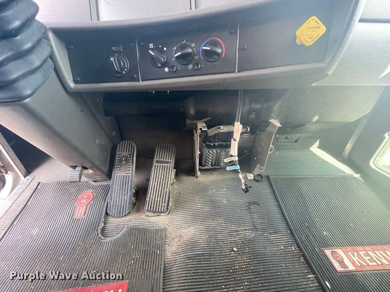 image for item HX9830 2015 Kenworth T370  box truck