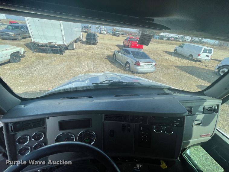 image for item HX9830 2015 Kenworth T370  box truck