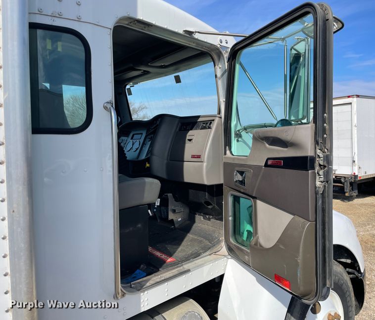 image for item HX9830 2015 Kenworth T370  box truck