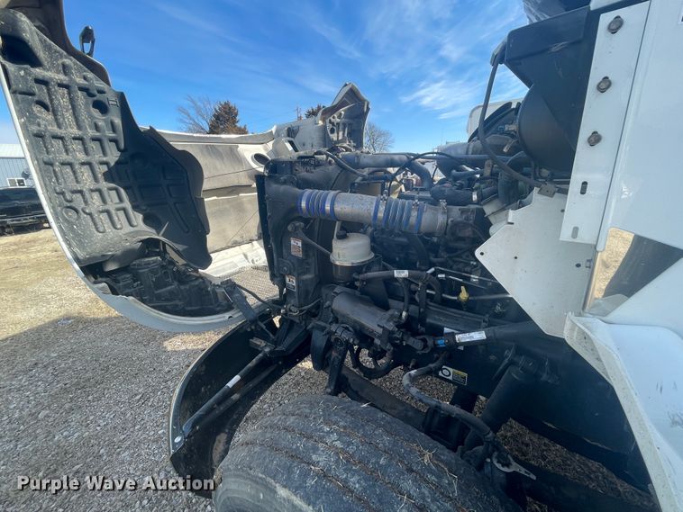 image for item HX9830 2015 Kenworth T370  box truck