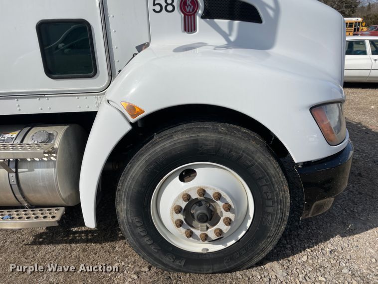 image for item HX9830 2015 Kenworth T370  box truck